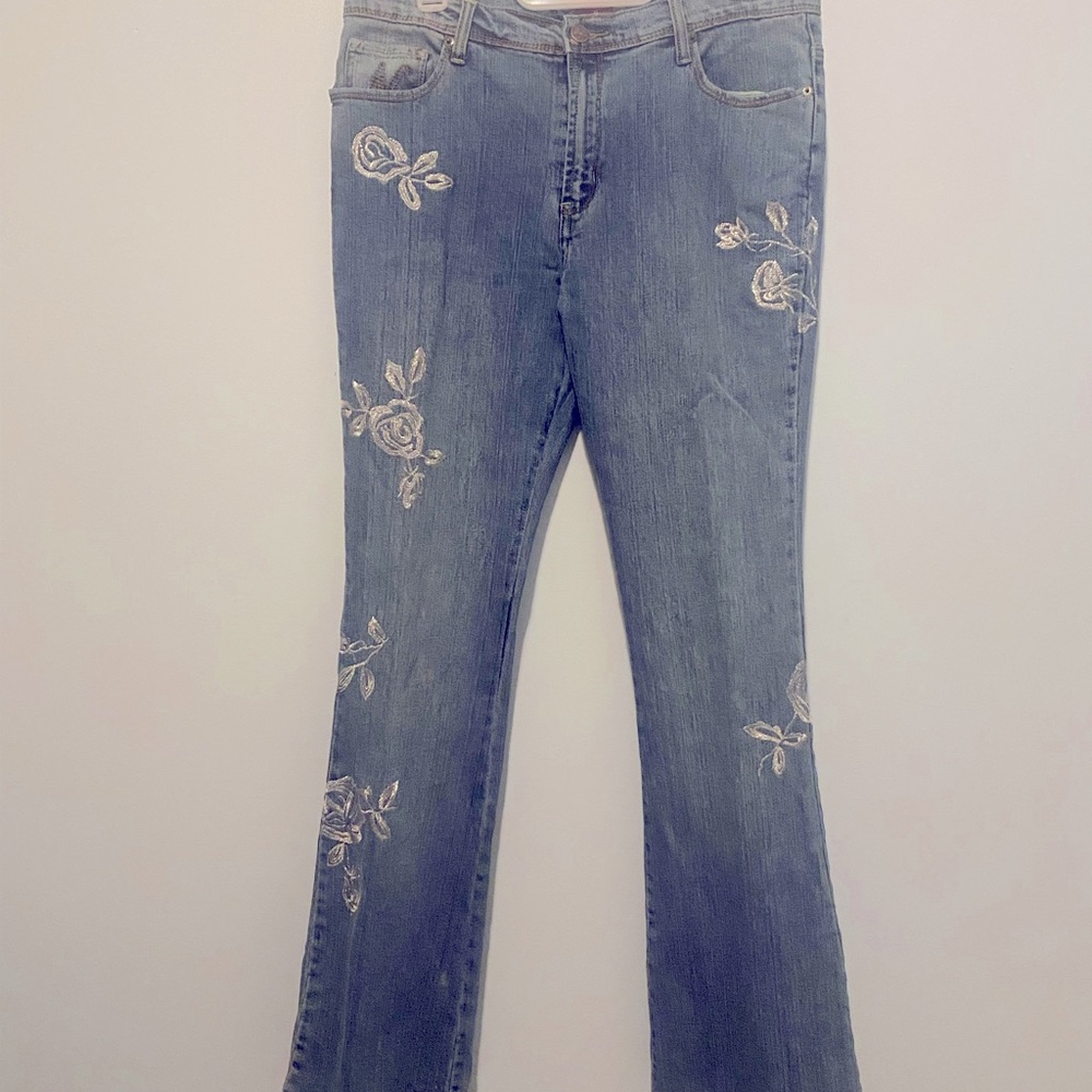 NWOT Trendy flower appliquéd jeans
